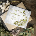 Gold Peacock Leaf Vine Save the Date Notice Aankondiging<br><div class="desc">Personaliseer een unieke huwelijksaankondiging met een Gold Peacock Leaf Vine Save the Date. Het aankondigingsontwerp beschikt over een lichtgrijze grunge-achtergrond met een levendige gouden pauw met een botanische verfraaiing van wijnstokken en tekst die u kunt personaliseren met uw trouwdatum details. Extra opslaan van de datum aankondiging beschikbaar voor dit ontwerp...</div>