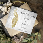 Gold Peacock slaat de datum bekendmaking op Aankondiging<br><div class="desc">Pas een unieke trouwaankondiging aan met een Gold Peacock Save the Date. Het ontwerp van de aankondiging is voorzien van een elegante pauw tegen delicate bladeren- en slijmachtergrond en tekst die u kunt personaliseren met uw trouwdatumdetails. Extra sparen de datumaankondiging beschikbaar voor dit ontwerp in een verscheidenheid van kleuren.</div>