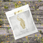 Gold Peacock Wedding Favor Bag Bedankzakje<br><div class="desc">Geef je gasten een huwelijksgunst met een gouden paardse bruiloft. Het ontwerp van de zak is voorzien van een elegante pauw tegen een delicate foliage- en slijpachtergrond. Pas de bruidegom en de bruidnamen aan samen met de trouwdatum. Extra trouwbenodigdheden zijn ook beschikbaar bij dit ontwerp.</div>