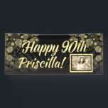 Gold Photo 90th Birthday Party Decoration Spandoek<br><div class="desc">Wij zijn om het even welke kleur of zwart-witte foto om deze gouden en zwarte feestelijke gepersonaliseerde versiering van de muur van de verjaardagspartij te personaliseren. Uitstekende verjaardagsbanner, gedrukt met de gast van eerzame mannen of de naam van vrouwen! Zwart en goudfee stof, bokeh en lichtstralen om de speciale mijlpaal...</div>