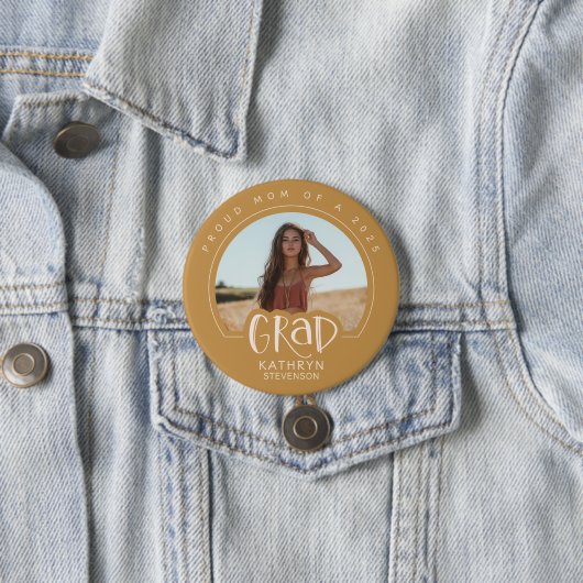 Gold Proud Mom 2025 Afstuderen Foto Button (In situ)