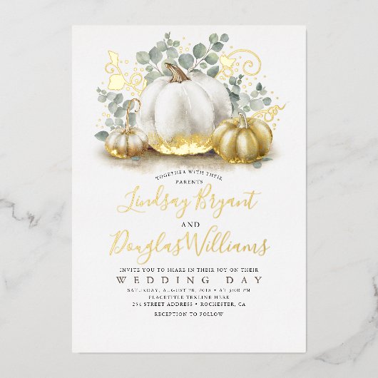 Gold Pumpkins en Eucalyptus Greenery Fall Wedding Folie Uitnodiging (Voorkant)