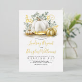 Gold Pumpkins en Eucalyptus Greenery Fall Wedding Folie Uitnodiging (Staand Voorkant)