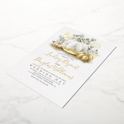 Gold Pumpkins en Eucalyptus Greenery Fall Wedding Folie Uitnodiging (Gedraaid)