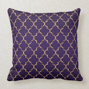 Gold Quatrefoil Pattern op Plum Paars Kussen