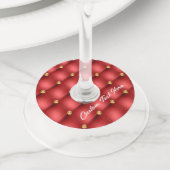 Gold Red Diamond Tufted Leather Custom Text Name Wijnglaslabel (Dichtbij)