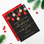 Gold Red Silver Glitter Hanging Ornament Kerstmis Feestdagenkaart<br><div class="desc">Deze schattige en unieke kerstfeestkaart is perfect om je uitnodigingen met een speciale aanraking aan te passen. Het is voorzien van acht faux-bedrukte dunne gouden, zilverkleurige, rode glitter en folie hangende ornamenten met bogen boven op een eenvoudige zwarte achtergrond. De achterkant van de kaart toont een dun rood glittersequinepatroon. Het...</div>