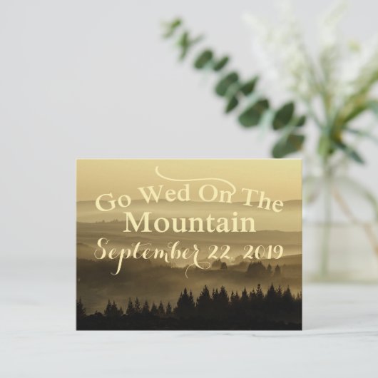 Gold Rustic Mountain Wedding Bewaar de datum Aankondigingskaart (Staand voorkant)