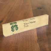 Gold Saint Patrick Shamrock Jewel met Pearls Naambordje (Zijkant)