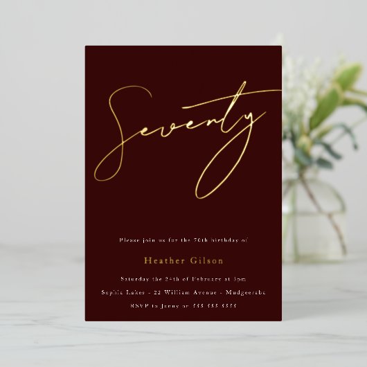 Gold Script 70th Birthday Party Burgundy Folie Uitnodiging (Staand Voorkant)