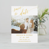 Gold Script Calligrafie 2 Foto's sparen de datum Folie Uitnodiging (Staand Voorkant)