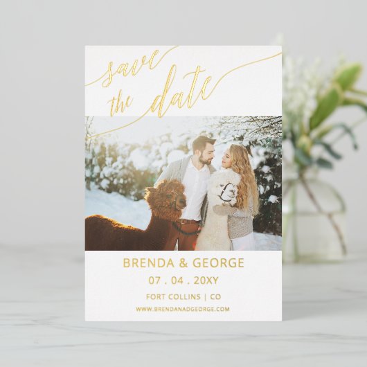 Gold Script Calligrafie 2 Foto's sparen de datum Folie Uitnodiging (Staand Voorkant)
