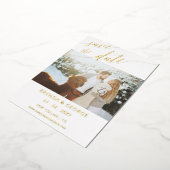 Gold Script Calligrafie 2 Foto's sparen de datum Folie Uitnodiging (Gedraaid)