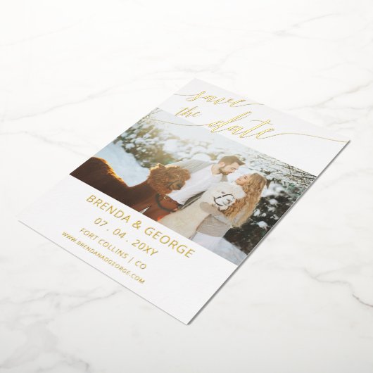 Gold Script Calligrafie 2 Foto's sparen de datum Folie Uitnodiging (Gedraaid)