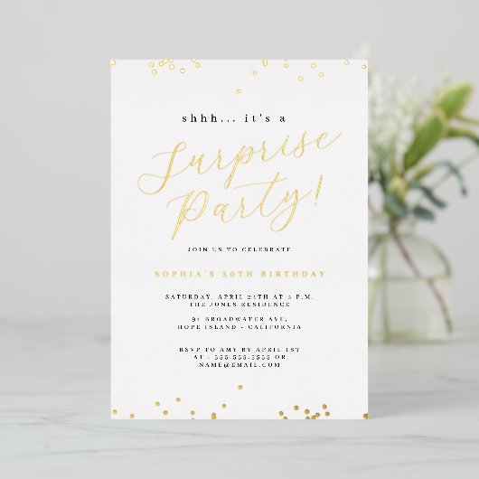 Gold Script Confetti Surprise Party Folie Uitnodiging (Staand Voorkant)