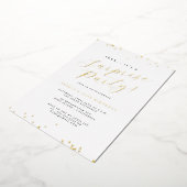 Gold Script Confetti Surprise Party Folie Uitnodiging (Gedraaid)