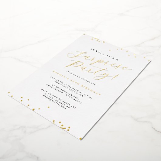 Gold Script Confetti Surprise Party Folie Uitnodiging (Gedraaid)