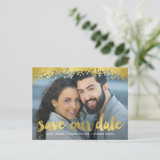 Gold Script Faux Folie Foto Opslaan datum Aankondigingskaart (Staand voorkant)