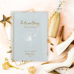 Gold Script Future Mrs Blush Blue Planner<br><div class="desc">Het Romaanse ontwerp kenmerkt een zachte bloem in wit,  "Future Mrs.",  en de woorden "Wedding Plans" in een gouden typografische manuscript tegen een stoffige poederblauwe getextureerde achtergrond. Pas uw namen en datum van uw keuze eenvoudig aan. Het perfecte cadeauidee voor de bruid-to-be om al haar huwelijksplanningsbehoeften te organiseren.</div>