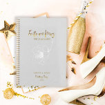Gold Script Future Mrs Dove Grey Wedding Planner<br><div class="desc">Romantisch ontwerp kenmerkt een zachte bloem in wit,  "Future Mrs.",  en de woorden "Wedding Plans" in een gouden typografische manuscript tegen een duif-grijze texturele achtergrond. Pas uw namen en datum van uw keuze eenvoudig aan. Het perfecte cadeauidee voor de bruid-to-be om al haar huwelijksplanningsbehoeften te organiseren.</div>