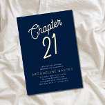 Gold Script Hoofdstuk 21 Blue 21st Birthday Party Folie Uitnodiging<br><div class="desc">Wil je een dromerig en luxueus chic 21ste verjaardagsfeestje werpen? Kijk niet verder dan dit prachtige Gold Script Hoofdstuk 21 Blue 21st Birthday Party Folie Invitation. Met een opvallende blauwe achtergrond met een gouden folie script, is deze uitnodiging er zeker van dat u een statement wilt maken en gasten een...</div>