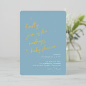 Gold Script | Modern lichtblauw Baby shower Folie Uitnodiging (Staand Voorkant)