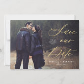 Gold Script Overlay Foto De datummagneet opslaan Magnetische Uitnodiging (Voorkant)