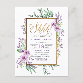 Gold Script Paars Floral Surprise Birthday Party Uitnodiging Briefkaart