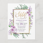 Gold Script Paars Floral Surprise Birthday Party Uitnodiging Briefkaart (Voorkant)