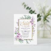 Gold Script Paars Floral Surprise Birthday Party Uitnodiging Briefkaart (Staand voorkant)