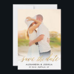 Gold Script Photo Save the Date in Faux Folie<br><div class="desc">Deze elegant bewaart de datumkenmerken die een schijnend script weergeven in de faux Gold folie met een gestreepte backer en veel ruimte voor aanvullende trouwinformatie,  zoals je trouwwebsite of accommodatiedetails. Upload uw eigen foto en pas de informatie aan om uw trouwdetails te omvatten.</div>