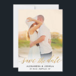 Gold Script Photo Save the Date in Faux Folie<br><div class="desc">Deze elegant bewaart de datumkenmerken die een schijnend script weergeven in de faux Gold folie met een gestreepte backer en veel ruimte voor aanvullende trouwinformatie,  zoals je trouwwebsite of accommodatiedetails. Upload uw eigen foto en pas de informatie aan om uw trouwdetails te omvatten.</div>