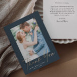 Gold Script Photo Wedding Bedankkaart<br><div class="desc">Goudscriptfoto bruiloft elegant stijlvol,  modern,  bedankt! Een deel van een bruiloft collectie. De kleuren kunnen worden veranderd.De achterzijde omvat een generisch dank u bericht dat u voor elke gast kunt personaliseren of het helemaal verwijderen als u verkiest net uw dank u te geven.</div>