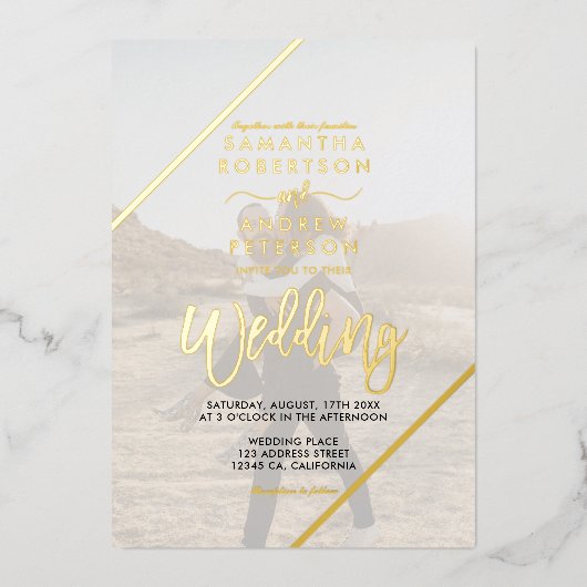 Gold script strept chic bruiloft 2 foto's folie uitnodiging (Voorkant)
