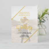 Gold script strept chic bruiloft 2 foto's folie uitnodiging (Staand Voorkant)