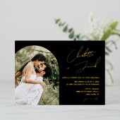 Gold Script Tekstnamen op zwarte foto bruiloft Folie Uitnodiging (Staand Voorkant)