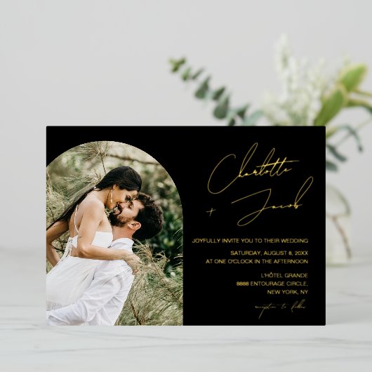 Gold Script Tekstnamen op zwarte foto bruiloft Folie Uitnodiging (Staand Voorkant)
