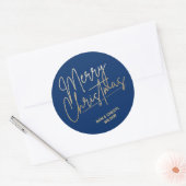 Gold Script Vrolijk kerstfeest op blauw Ronde Sticker (Envelop)
