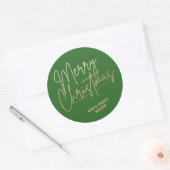Gold Script Vrolijk Kerstfeest op Groen Ronde Sticker (Envelop)