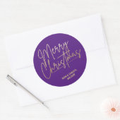 Gold Script Vrolijk kerstfeest op Paarse Ronde Sticker (Envelop)
