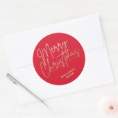 Gold Script Vrolijk kerstfeest op rood Ronde Sticker (Envelop)