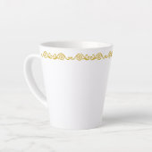 Gold Scrollwork Latte Mok (Linkerhoek)