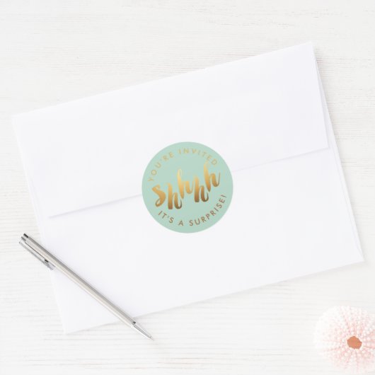 Gold Shh Surprise Birthday Ronde Sticker (Envelop)