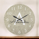 Gold Sparkle Glitter Monogram Naam en Initiaal Grote Klok<br><div class="desc">Gold Sparkle Glitter Monogram Name en Initiaal Serving Wall Clock. De Wall Clock maakt het perfecte cadeau voor iemand die van zilveren glans houdt.</div>