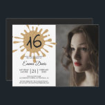 Gold Splash Sweet 16 16th Birthday Party Photo Kaart<br><div class="desc">Een moderne, lieve fotouitnodiging op het 16-jarig feestje met een gouden glitter splash en het nummer 16 in de moderne typografie. Verstuur deze glamoureuze goudglitter en de zwarte 16e verjaardagsfeestuitnodiging naar je familie en vrienden. Voeg eenvoudig uw foto en persoonlijke details aan deze zestiende uitnodiging van de verjaardagspartij toe. Neem...</div>