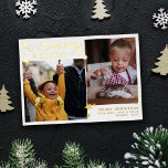 Gold Stars Merry & Bright 2 foto's Folie Feestdagenkaart<br><div class="desc">Vrolijk en helder kerstkaart met twee foto's, gouden sterren en gouden folie tekst. Witte en gouden foto kerstkaart met vrolijk en helder bedrukt in gouden folie samen met veel gouden sterren in verschillende maten. Vrolijk en helder fotokaartje gepersonaliseerd met je achternaam, het jaar en twee familiefoto's om je vrienden en...</div>