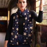 Gold Stars Navy Sky Trendy Starry Pattern Sjaal<br><div class="desc">Verhoog je stijl met deze hemelse chique sjaal. Een marineschip versierd met glinsterende gouden sterren creëer is een boeiend en elegant accessoire. Perfect voor het toevoegen van een vleugje hemelse magie aan elke outfit, deze sjaal is zowel stijlvol als veelzijdig. Wikkel jezelf in luxe comfort en maak een statement met...</div>