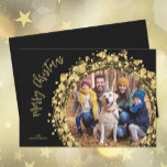 Gold Stars op Black Merry-kerstfoto Feestdagenkaart<br><div class="desc">Goudcirkels, sterren en stippen op een zwarte achtergrond omringen je favoriete foto met je namen en een prettige kerstgroet in het teken, een mooie manier om een feestelijke vrolijkheid te sturen. *GEBRUIK EEN HORIZONTALE FOTO voor beste resultaten of bewaar uw foto aan een vierkant alvorens te uploaden. Meer objecten in...</div>