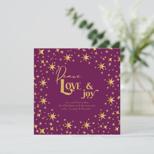 Gold Stars Peace Love en Joy Simple Elegant Plum Feestdagenkaart (Staand voorkant)