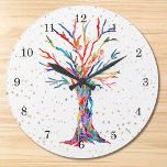 Gold Stars Rainbow Colors Tree of Life Grote Klok<br><div class="desc">Deze witte klok is versierd met een print van een ontwerp van de boom of life in regenboogkleuren en gouden sterren. De boom werd oorspronkelijk in mozaïek gemaakt met kleine fragmenten van helder gekleurd glas. Originele mozaïek © Michele Davies.</div>
